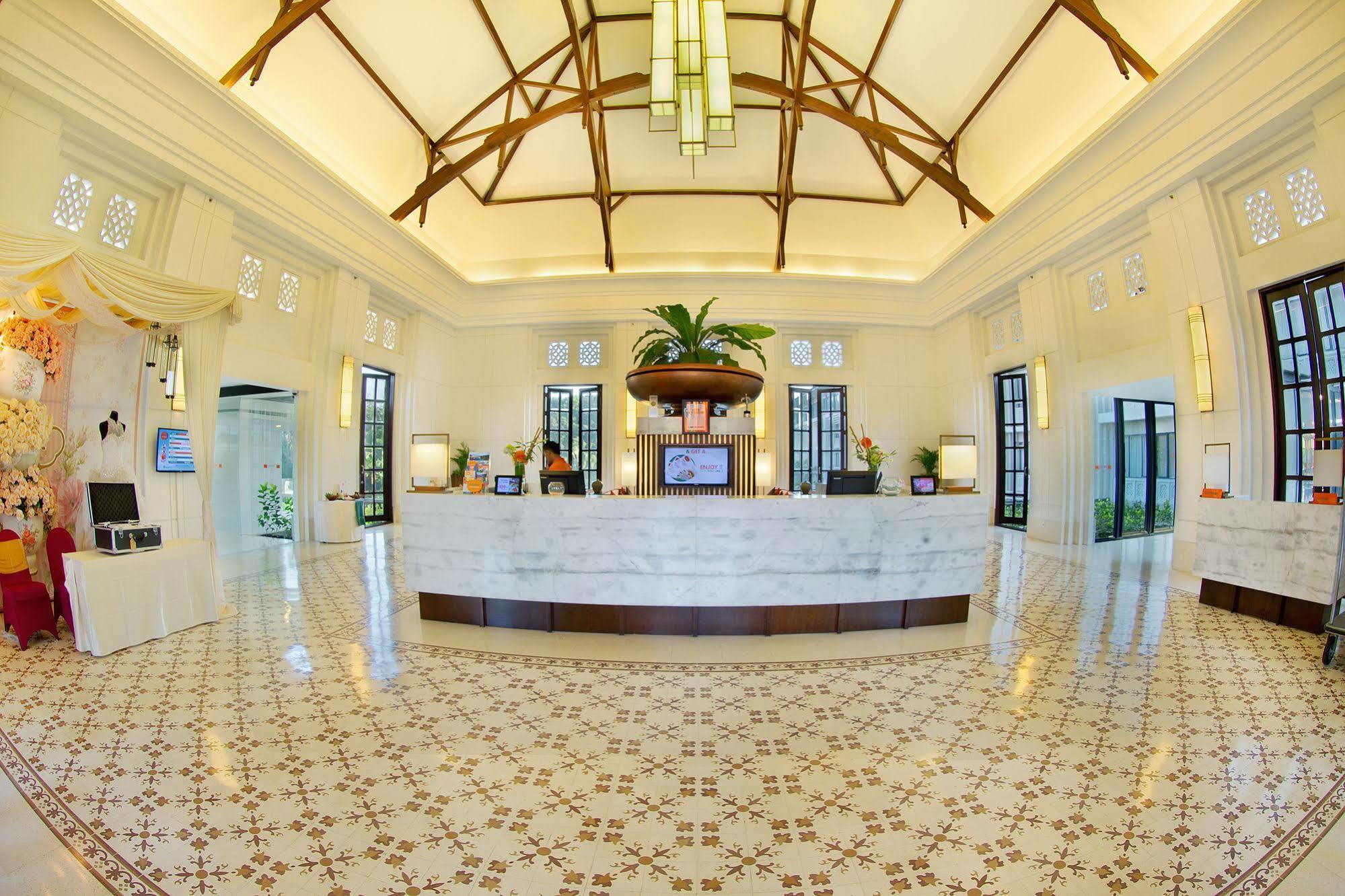 Harris Hotel & Conventions Malang Exterior foto